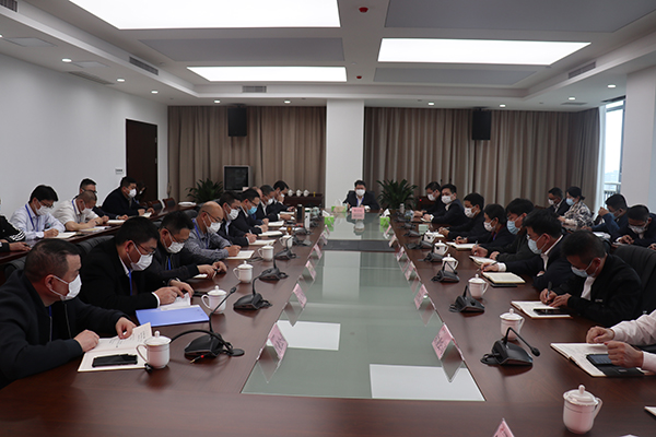 3月18日，市軌道交通集團(tuán)組織召開專題會(huì)議，迅速傳達(dá)貫徹交通強(qiáng)市建設(shè)暨綜合交通大會(huì)戰(zhàn)視頻部署會(huì)會(huì)議精神。集團(tuán)公司領(lǐng)導(dǎo)班子成員，各部室（辦）、子公司負(fù)責(zé)人和中層干部參加會(huì)議1.jpg